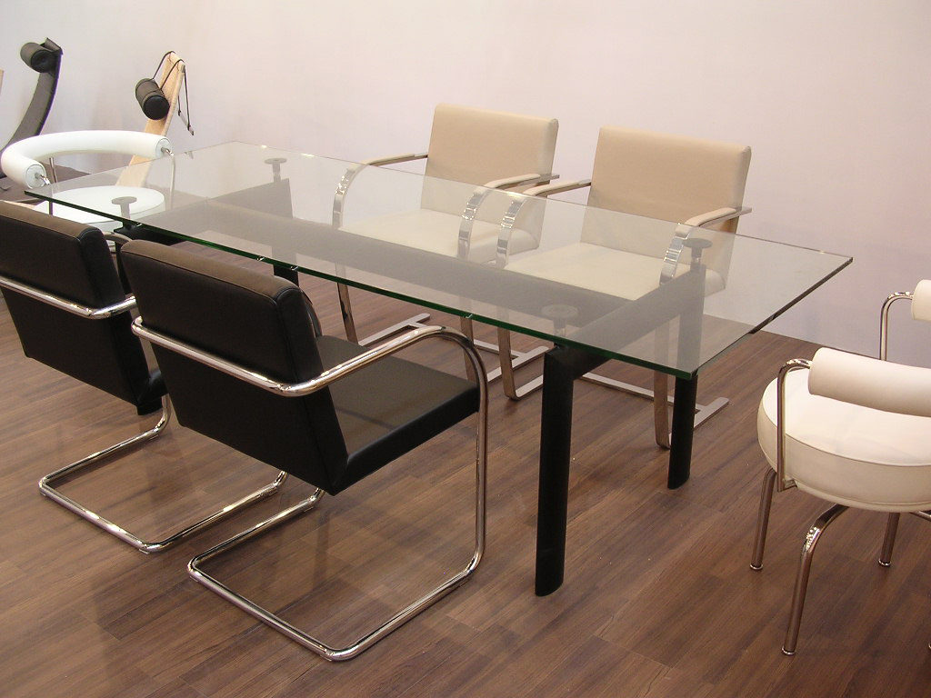 LC6 ダイニングテーブル | 高品質なデザイナーズ家具 E-comfort 公式 