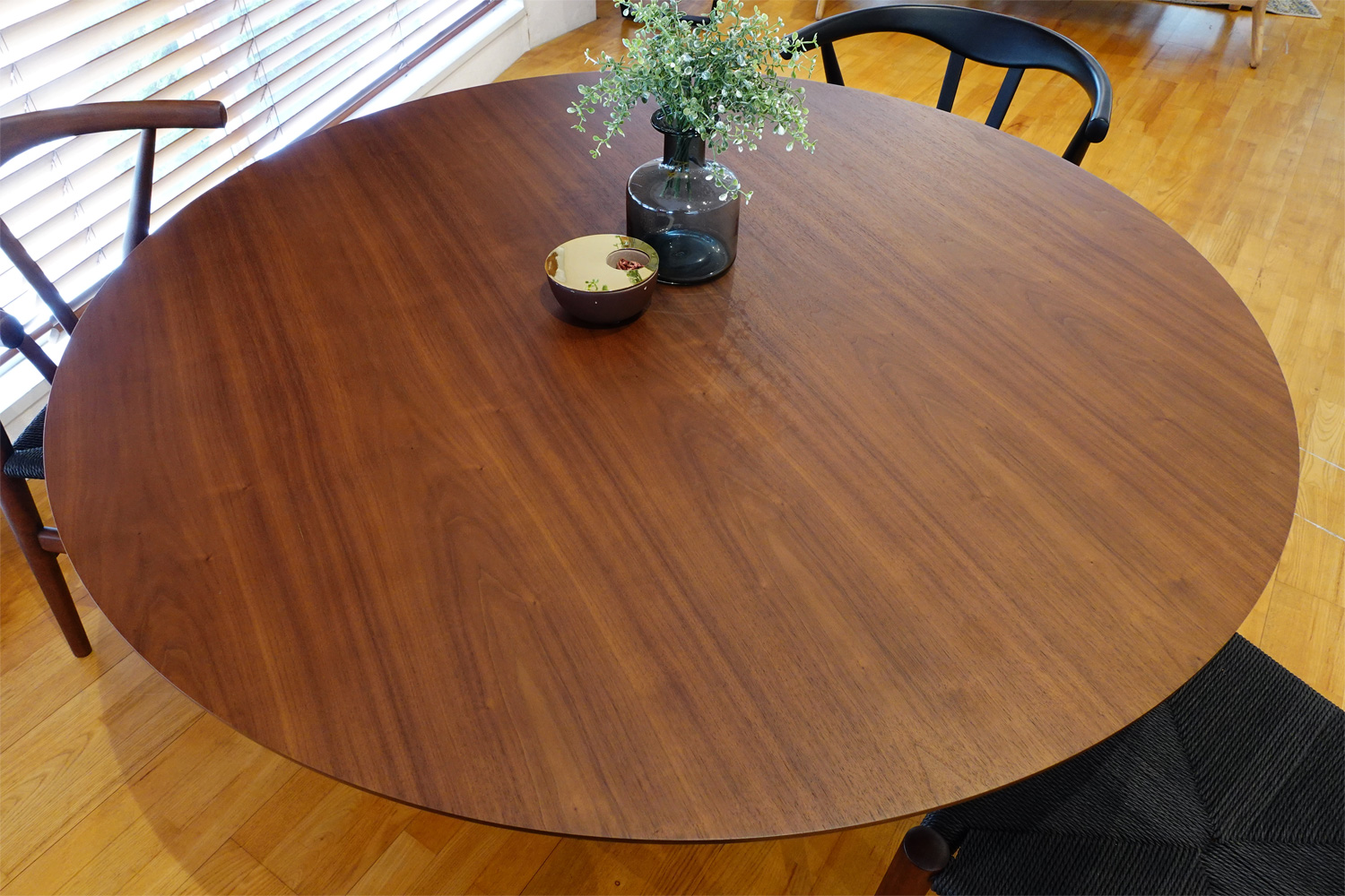 チューリップダイニングテーブル | 高品質なデザイナーズ家具 E 