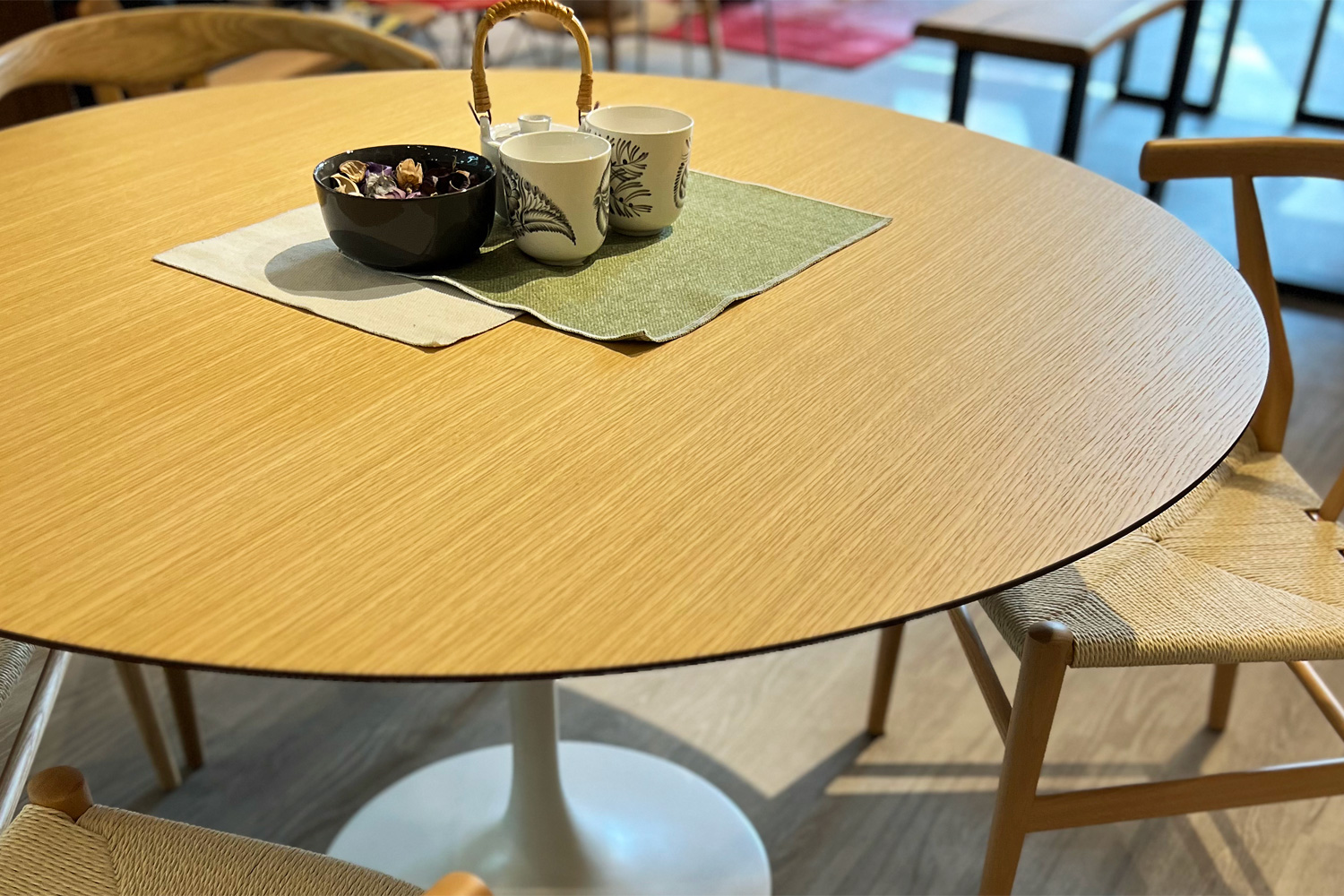 チューリップダイニングテーブル | 高品質なデザイナーズ家具 E
